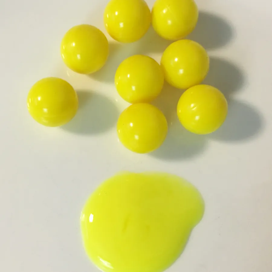 Paintballs Blast de cáscara amarilla junto a una mancha de pintura amarilla
